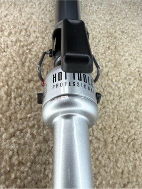 Hot Tools SILVER Curling Iron.
Adjustable Temperature
280-410 degrees